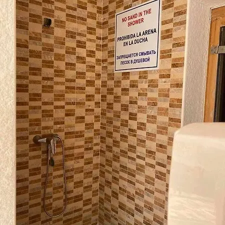 Impresionante Piso De Planta Baja Cerca Al Mar דירה *